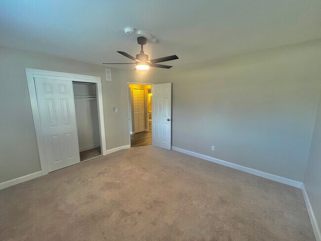 Building Photo - 3 Bed, 2 Bath DeBary Home with Modern Upda...