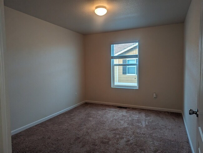 Building Photo - Newer 3bdrm/2 1/2 bath townhome in the heart of Longmont!