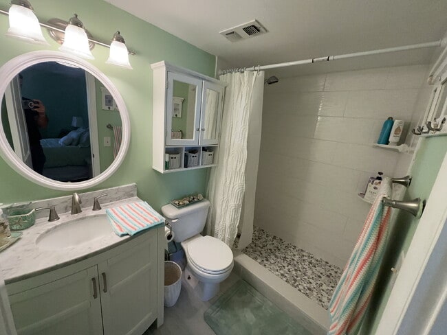 Building Photo - Villa Vista Condo  Available May 1st