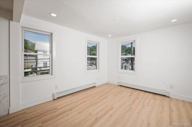 Building Photo - 192 Grand St