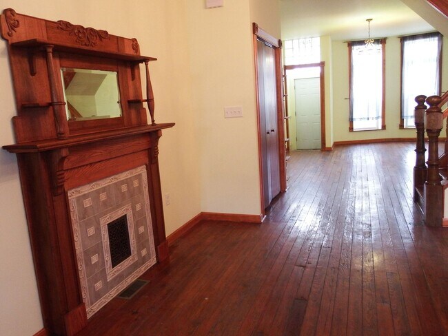 Building Photo - Beautiful Renovated Four bedroom Townhome