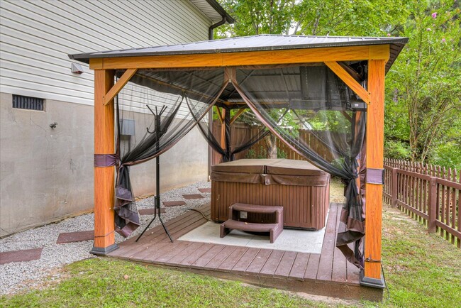 Building Photo - 4 bedroom 2.5 bath home on the water with ...
