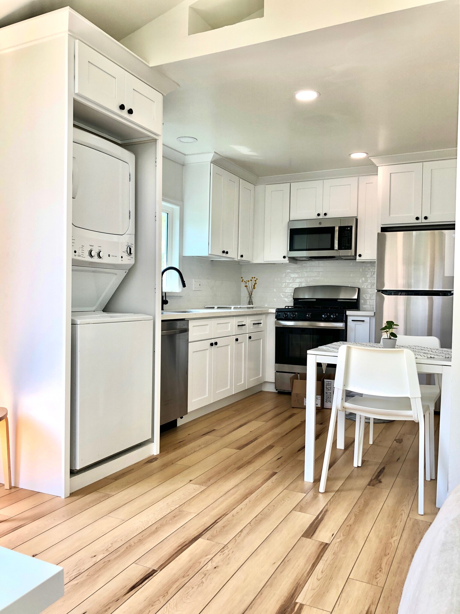 Huge Kitchen with all the amenities, new full-sized in-unit washer/dryer! - 3718 Revere Ave