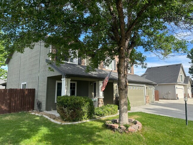 Building Photo - "Spacious 4-Bedroom Gem with 2.5 Bathrooms...