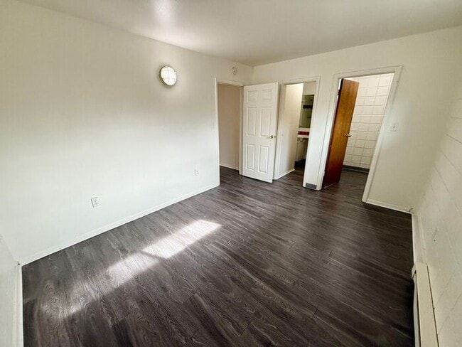 Building Photo - Hot Deal! 1-Bedroom Apartment Across from City Park – First Month Free or $100 Off