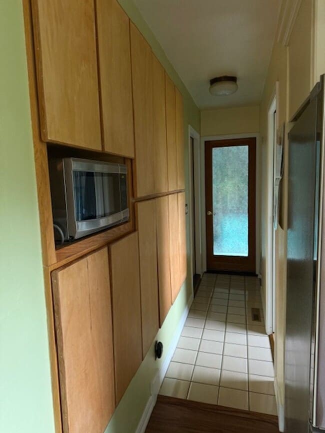 Building Photo - Charming Craftsman in Sunny Coquille! Month to Month Short Term Rental Only.