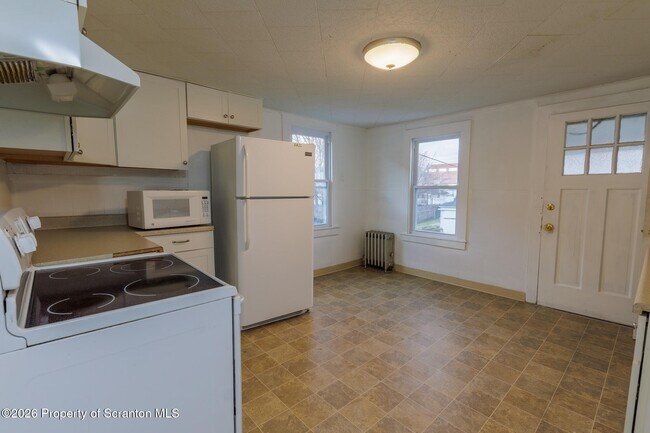 Building Photo - 623 E Elm St