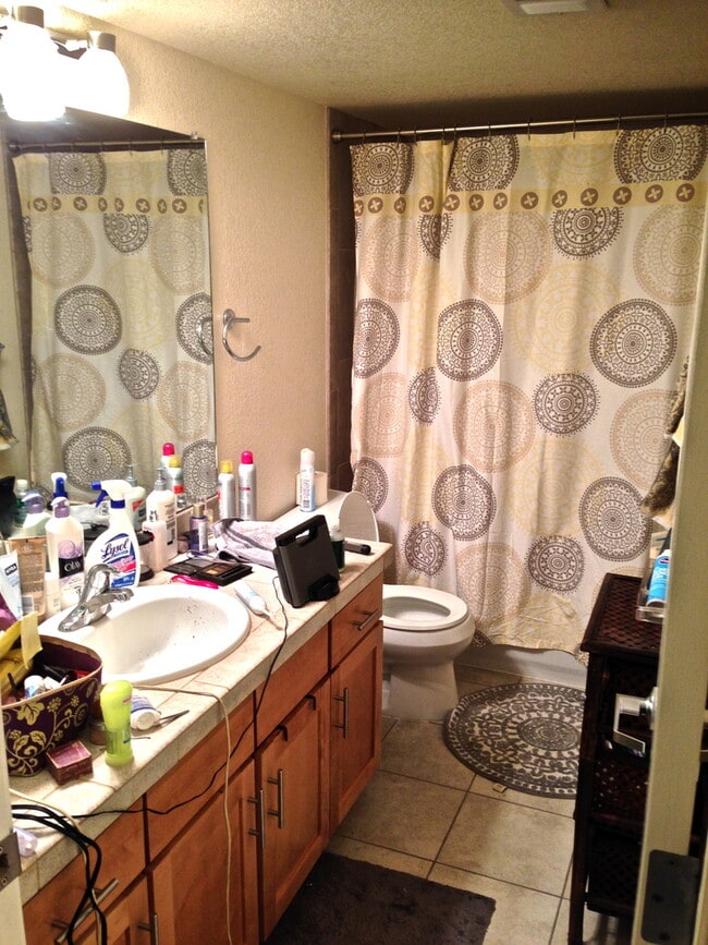 Building Photo - FALL PRE-LEASE! 2 Bedroom 2.5 Bathroom Loft In Landmark Lofts!  Walk To Campus.