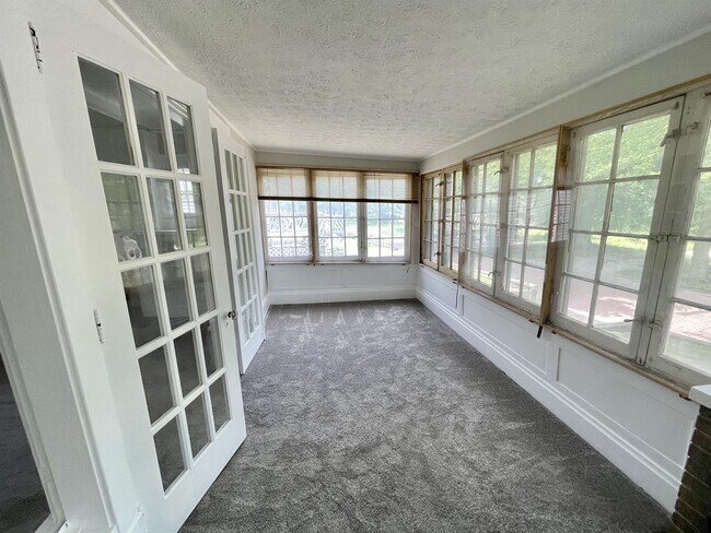 Building Photo - 825 Elmore Ave