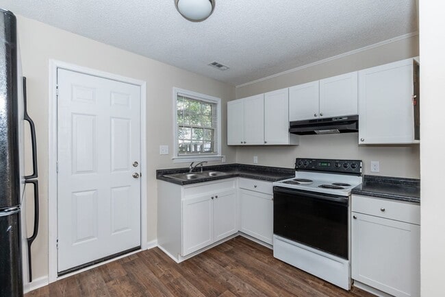 Building Photo - S Pine St