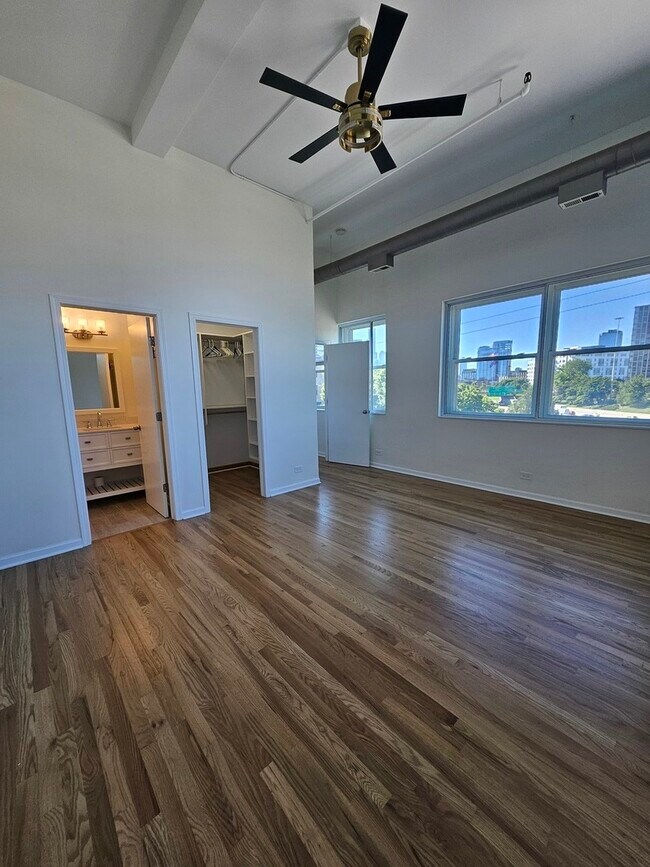 Building Photo - 809 N Racine Ave