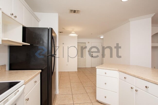 Building Photo - Unit 132