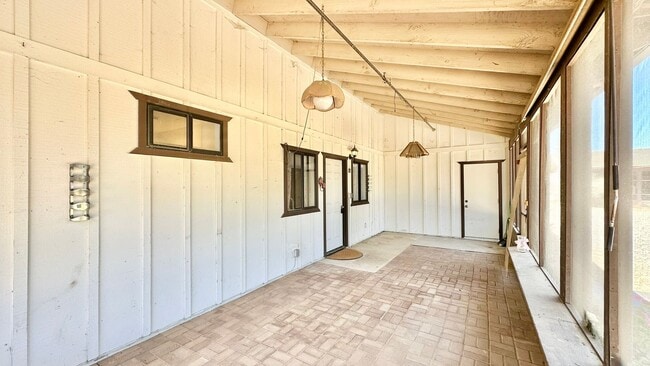 Building Photo - Darling Fully Furnished Guest Home Unit wi...