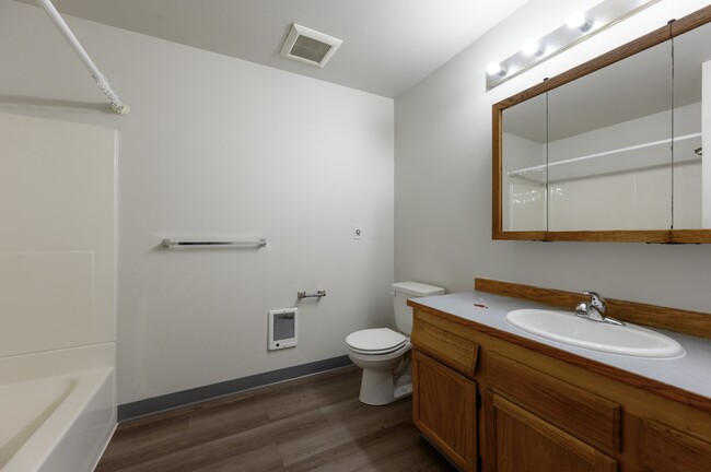 2-Bed 1-Bath Bathroom - Lion Head