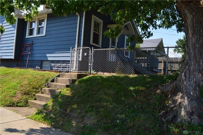 Building Photo - 2752 Springmont Ave