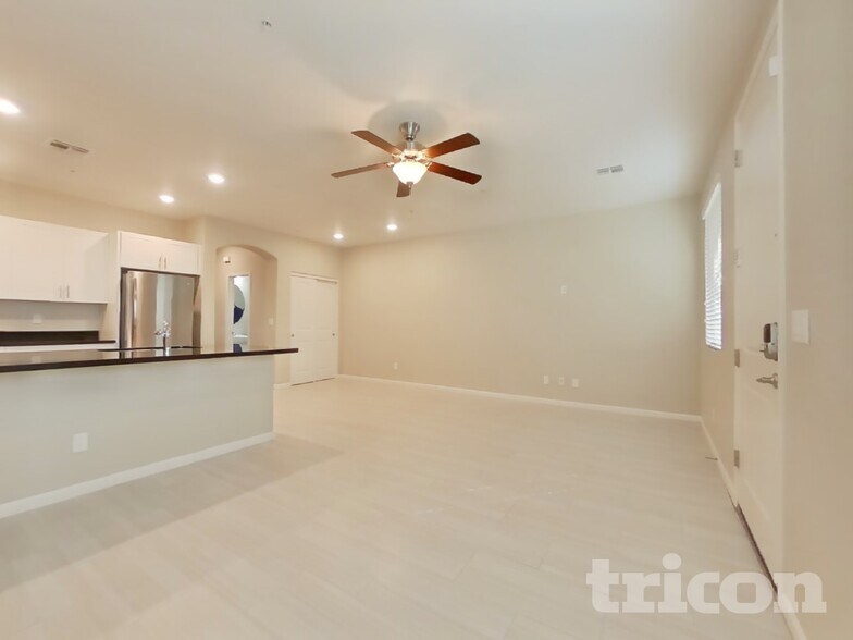 Building Photo - 12573 W Hummingbird Terrace