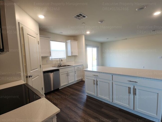 Building Photo - Newly constructed 4 bedroom/ 3 bathroom co...