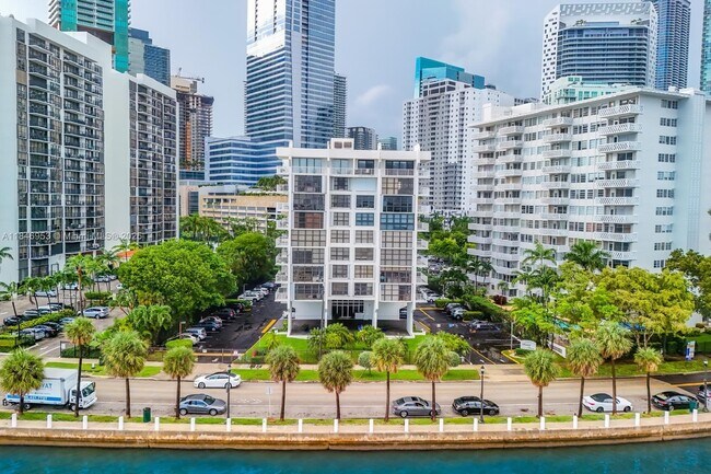 Building Photo - 1440 Brickell Bay Dr