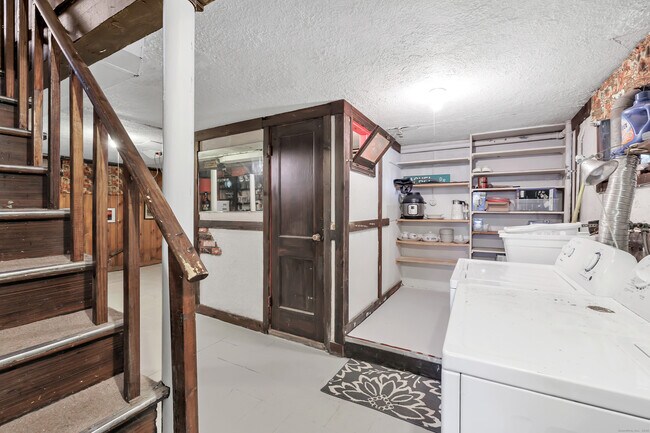 Building Photo - 124 Stiles St