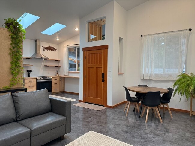 Building Photo - Furnished Modern Home for Rent – 2 Bedroom...