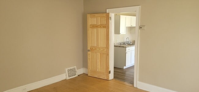 Building Photo - 4 bed 2 bath