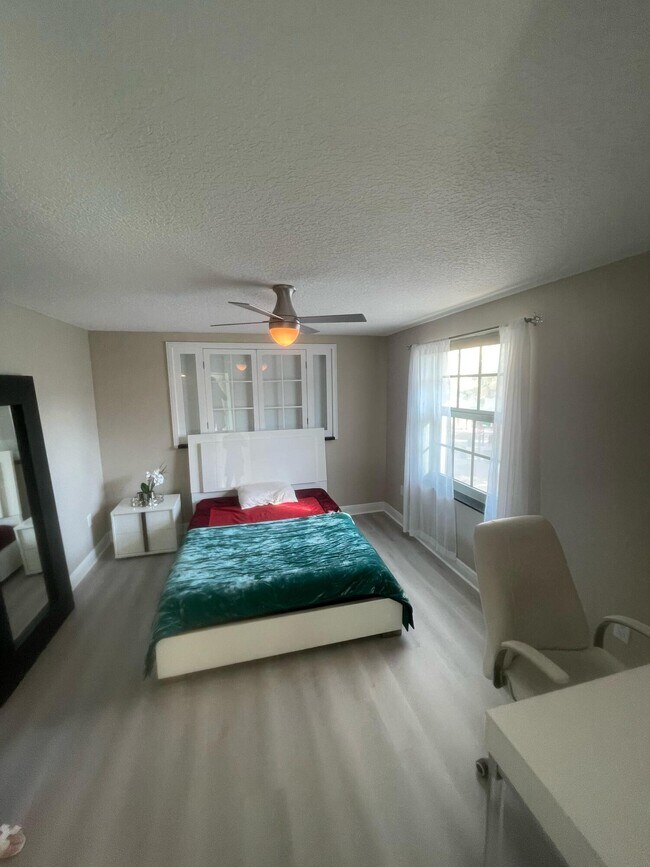 Building Photo - 609 Datura St