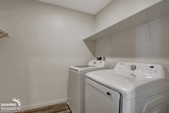 Building Photo - Impeccably Maintained 3Bdm 2Ba Townhome in...