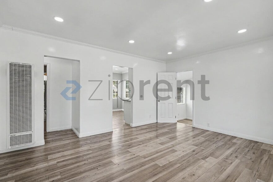 Building Photo - Unit