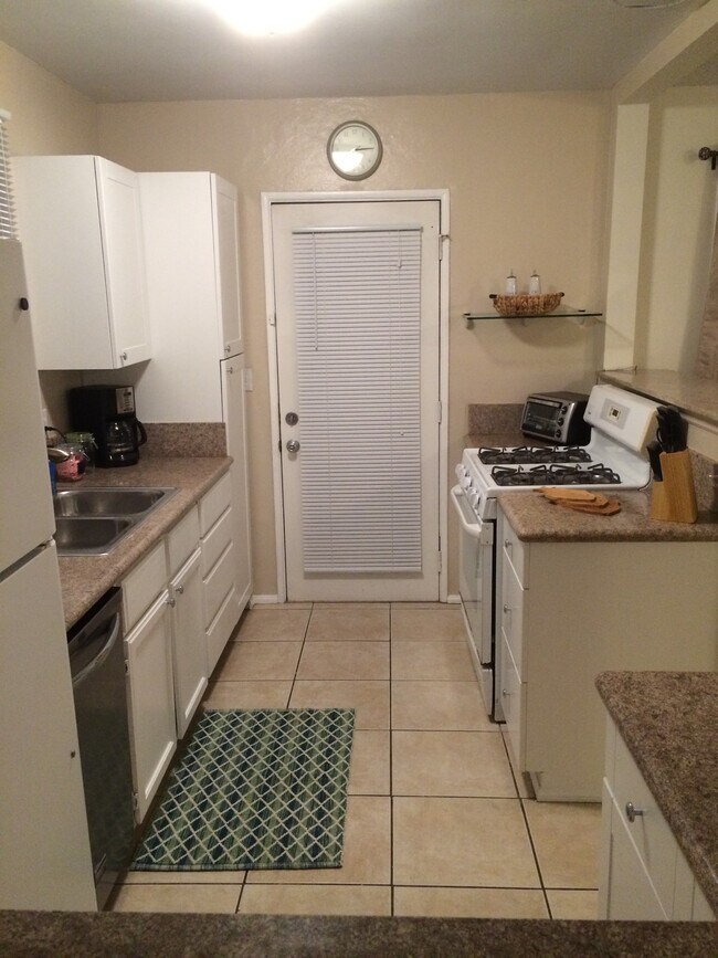 Building Photo - 536 39th W St