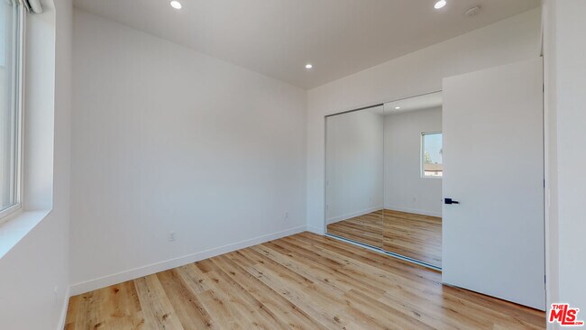 Building Photo - 4462 W Maplewood Ave