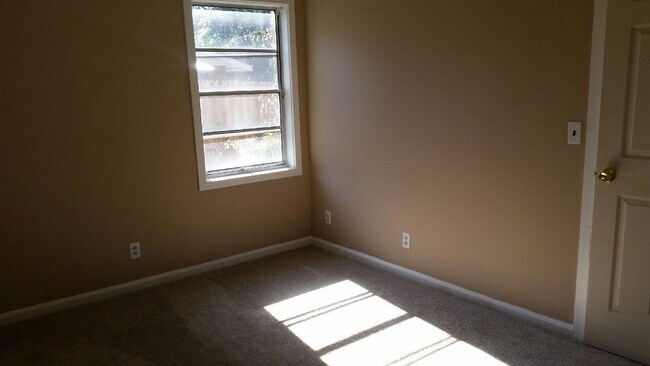 Building Photo - **UPCOMING**East Columbus 3 Bedroom / 1 Bathroom Home for Rent***