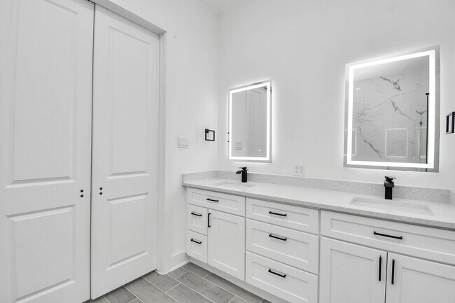 Building Photo - 519 Lovers Ln