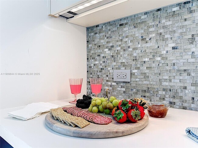 Building Photo - 2715 N Ocean Blvd