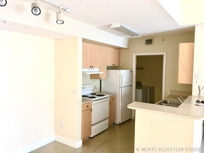 Building Photo - 5016 Lantana Rd