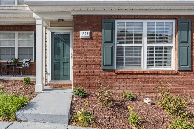 Building Photo - Townhome close to Brentwood and Antioch -A...