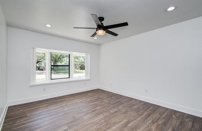 Building Photo - 624 Willow Ln