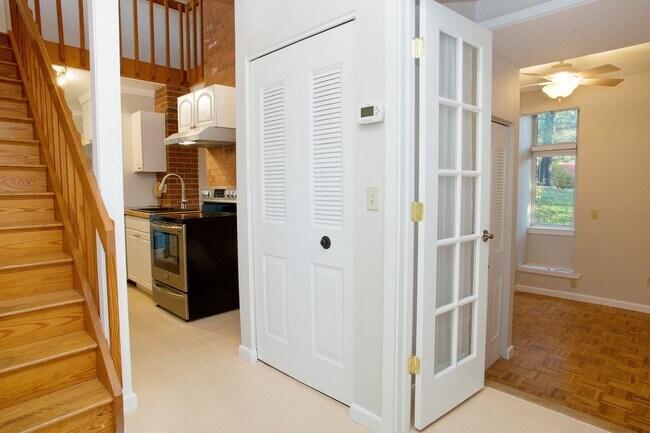 Building Photo - Stratton Forest Condo