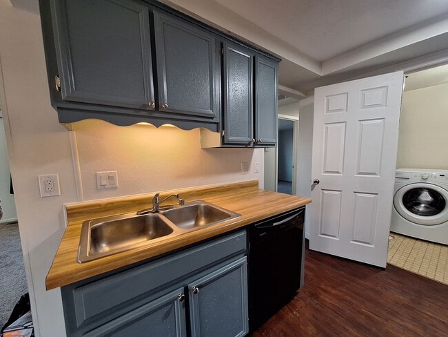 Building Photo - Charming Chesterfield Townhouse