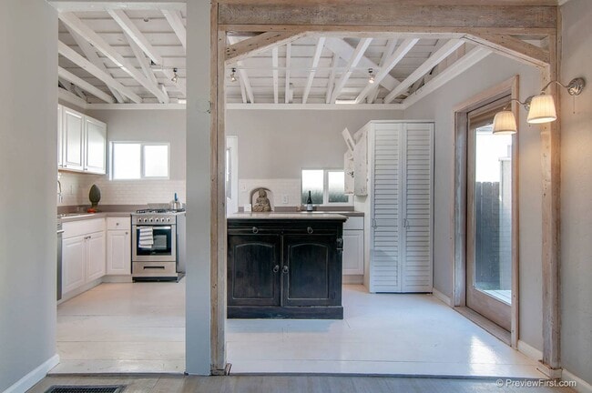 Building Photo - A North Park Gem! Remodeled! One of a kind...
