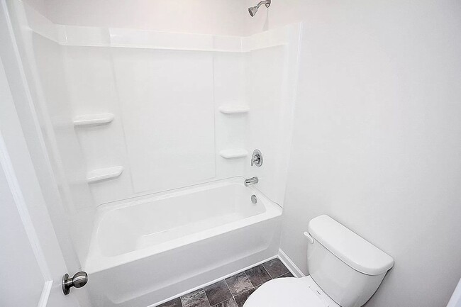 Building Photo - Home with 4 bedrooms, 3 full baths Fence in Yard