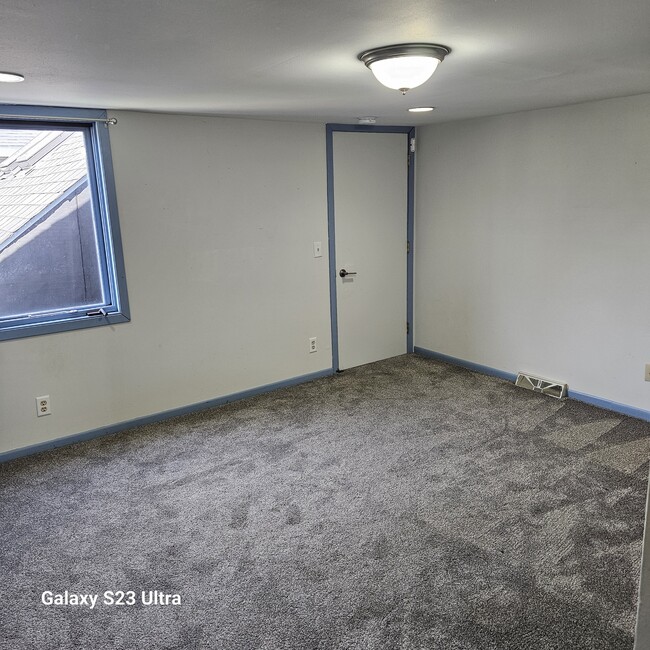 Building Photo - 655 S 7th Ave