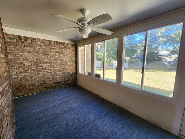 Building Photo - 4 Bedroom Large Backyard