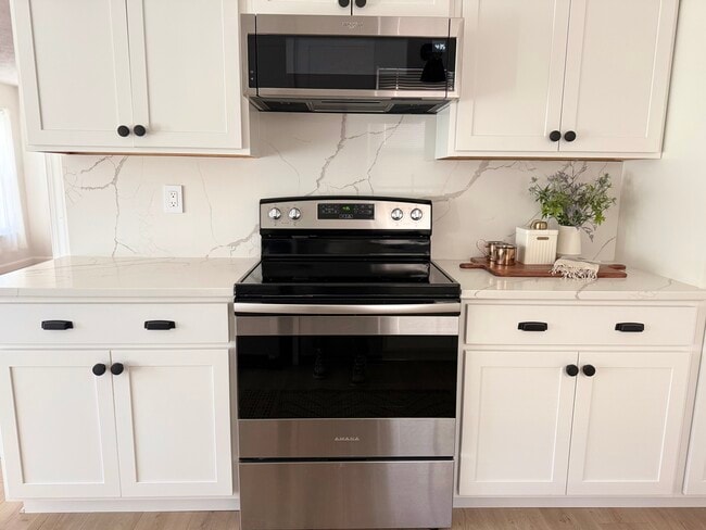 Building Photo - 717 Redwood Park