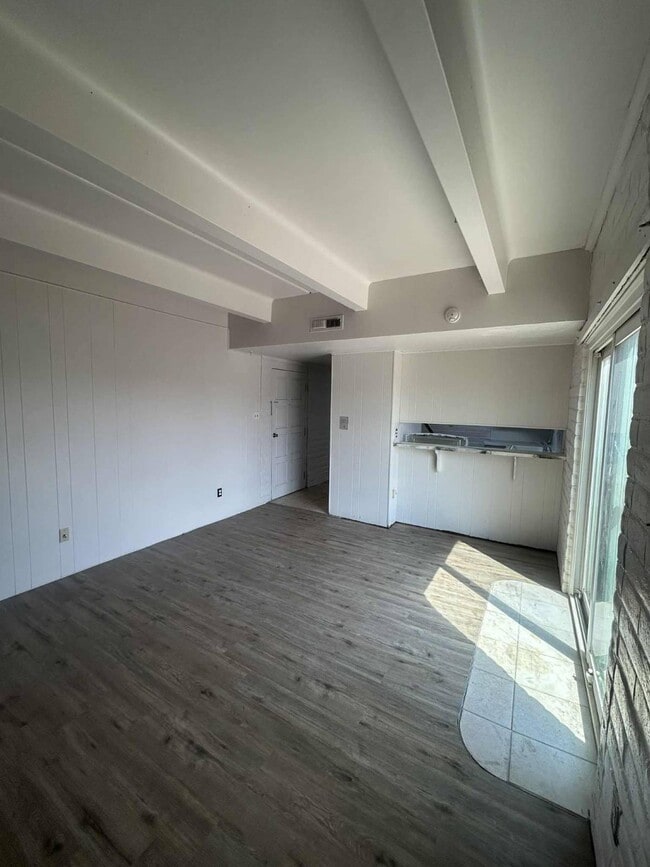 Building Photo - 500 NE 15th St