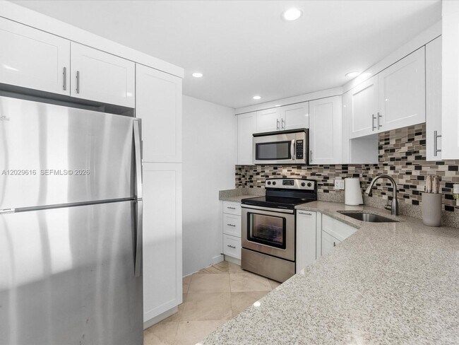 Building Photo - 340 Sunset Dr