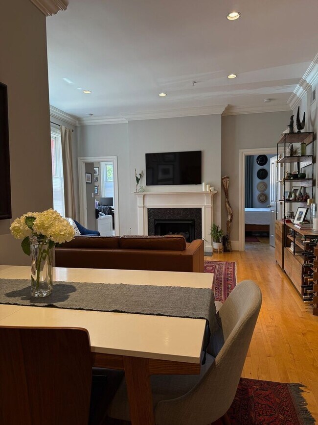 Building Photo - Charming 2BR | 2BA Condo in Logan Circle
