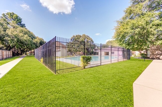 Building Photo - 7965 Kendalia Dr