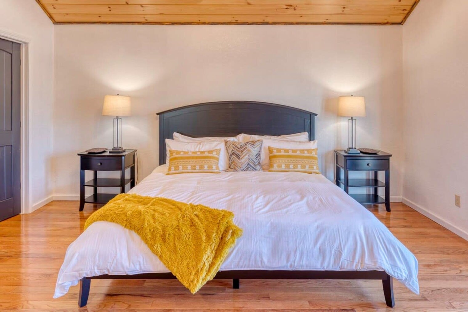 Building Photo - 742 E 2nd St