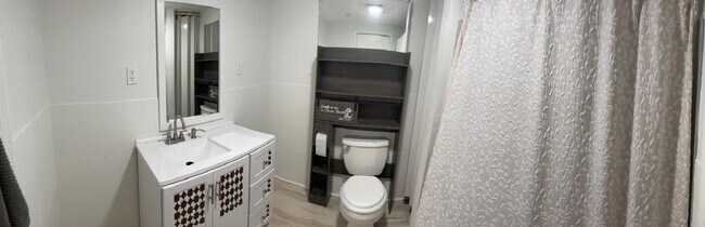 Shared bathroom - 4 Hilltop Dr