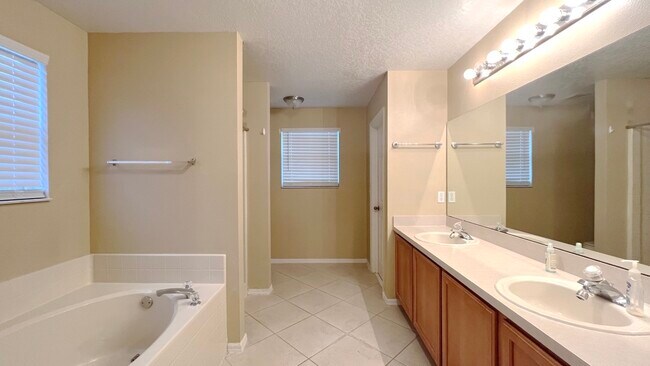 Building Photo - 831 Horseshoe Falls Dr